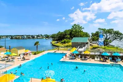 Image de 3-bedroom house centrally located with community pool and beach access