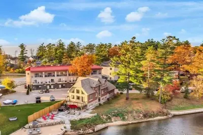 Image de Executive Waterfront Living At Its Finest! ! ! Welcome to this immaculate home!