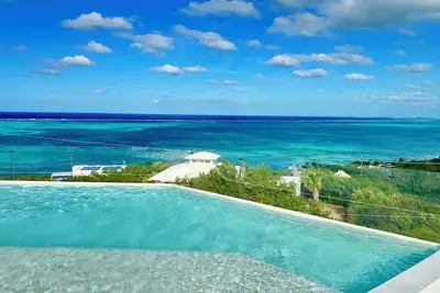 Image de GardenSuite at Aqualara Villa w/ shared Rooftop Infinity Lounge Pool & Patio