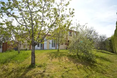 Image de Villa climatisée avec piscine à la campagne.