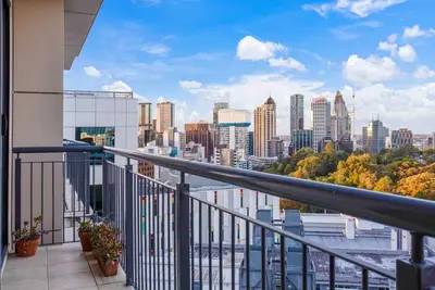 Image de Cityscape Delight with Skyline View | Free Parking