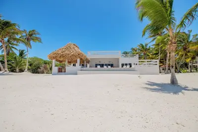 Image de Brand New 4 Bed/Bath Beachfront Home, Matching Master Bdrms on the Mexico Rocks!