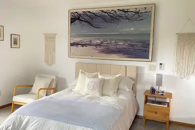 Image de Charming studio casita with a Huge private backyard, Ac, walk-in closet