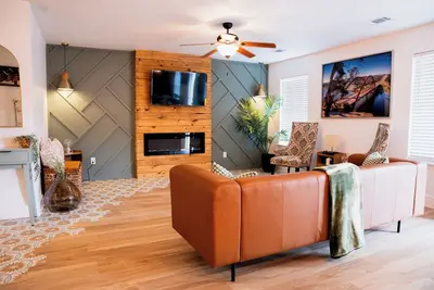 Image de Stylish 3-bedroom house 2 min- Cota 5 min-Tesla 10 min- Airport 15 min-Downtown