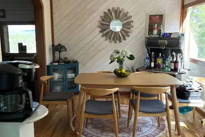 Image de Panoramic Mountain View 2-bedroom Cabin in Golden/Wondervu, WiFi