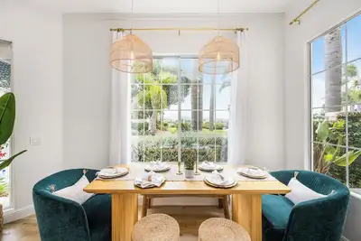 Image de Upscale Boho Charm 3 bedroom house next to Four Seasons, close to Beach!