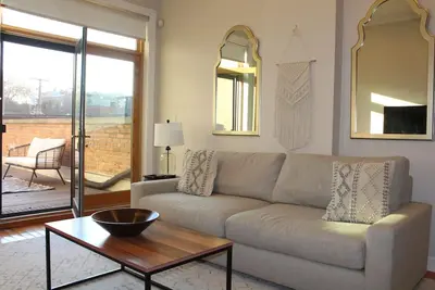 Image de Prime Location in Wicker Park! 3-bedroom apartment, plus Office Den/Yoga Studio