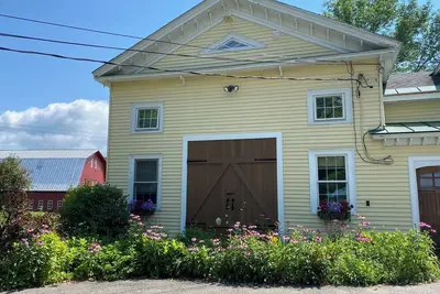 Image de Shelburne Carriage Barn with Sauna in country setting