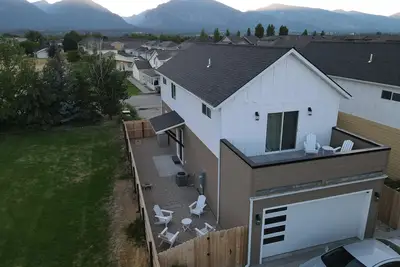 3 bed/2 bath Home with stunning mountain views, 1 mile from downtown.