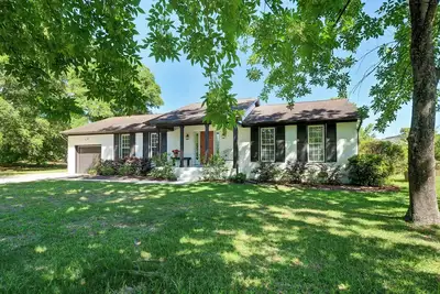 Image de Charming 3-bedroom, centrally located in Wilmington with in-ground pool!