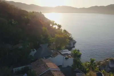 Image de Beautiful beachfront villa with private beach. Chef, Waiter and Bartender.