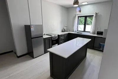 Image de Cozy 2 bed-room house with beautiful front yard; 15 minutes to the beach.