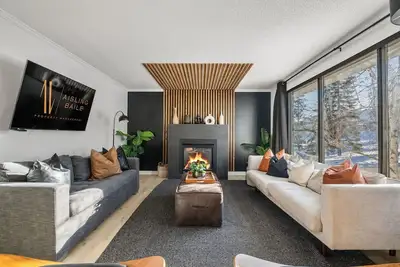 Image de Aurora | Game Room | Hot Tub | Mountain/Lake Views