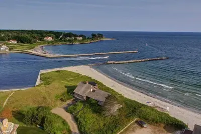 Image de House on the Beach and within walking distance to the port