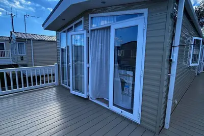 Image de Beautiful caravan with decking at Broadland Sands Holiday Park ref 20015cf