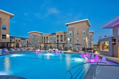 Image de 2-bedroom apartment in awesome Richmond: pool, jacuzzi, pool table, fitness room