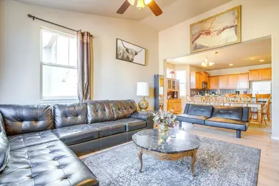 Image de Shared Backyard: Aurora Family Home