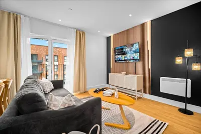 Stylish Two Bedroom Apartment - Juliet Balcony - Fast WiFi