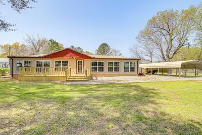 Walk to Beach: Eufaula 'Fisherman’s Delight' Home