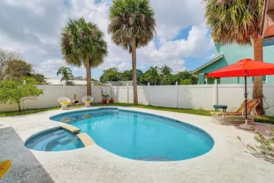 Image de 1 Mi to Dtwn Stuart: Bright Home w/ Pool & Spa!