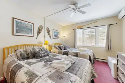 Image de Mountain view efficiency: walk to slopes & town w/ pool, gym & rec room