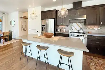 Image de Experience the Bend lifestyle and convenience in this stylish and upscale home.