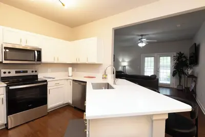 Image de Relaxing Oxford Condo! Very close to The University & The Square!