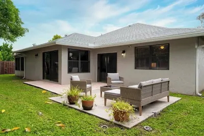 Image de Modern, remodeled, pool table in Wellington!