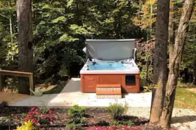 Image de Charming 2-bedroom cabin with hot tub, outdoor firepit and Pet Friendly!