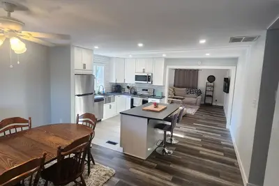 Image de 3-bedroom house in charming minutes from the beach.