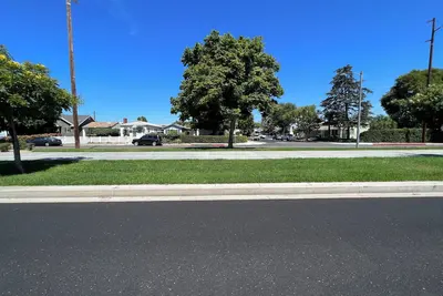 Image de Upstairs unit 2-bd apartment within fantastic Burbank along Chandler Bike Path!