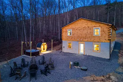 Image de 5Br Cabin W/ Sauna, Hot Tub, Firepit, River Access and Games