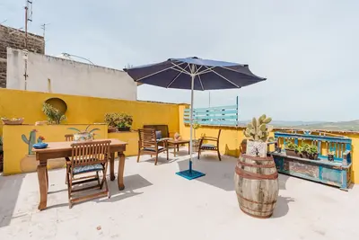 Appartement 'Ajman House' avec vue sur montagne, terrasse privée et climatisation