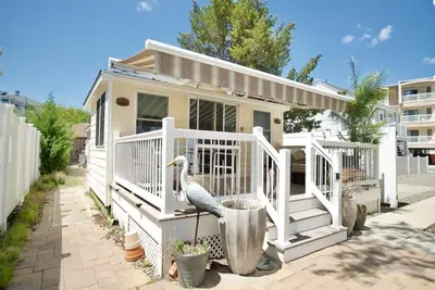 Image de Beach Cottage a Block from the Beach!