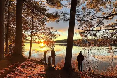 Image de Charming lakefront cottage with private dock, stunning sunsets & cozy wood stove