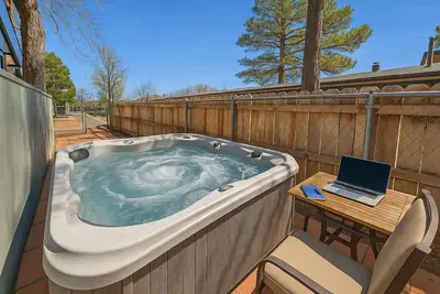 Image de New! Hot Tub I Game Room I Arcade w/ 10k+ Games I Walkable to Great Hikes I Nau