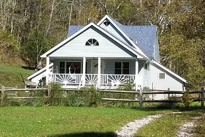 3br bungalow in charming Walton with Ac, WiFi