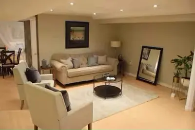 Image de Spacious Basement Apt Open Concept wth Separate Entrance No Walls Dividing Rooms