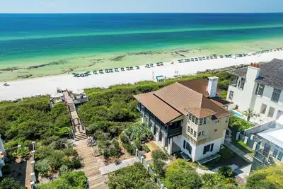 Image de Lamberth Cottage - Gulf front, access to 4 community pools, fitness center, and tennis courts!