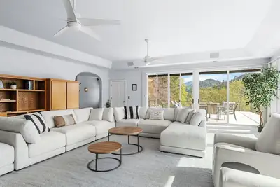 Image de Sleeps 12! Charming 3br house with Game Room, Large Garage & Stunning Lakeviews