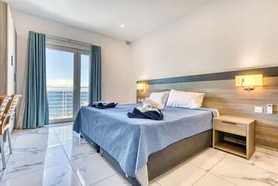 Image de Stylish 1-Bedroom Studio Bay Square 3