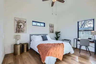 Image de Historic Remodeled Bungalow-Walk to Everything Gt