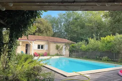 Image de Maison de campagne avec piscine au coeur d’un vaste jardin