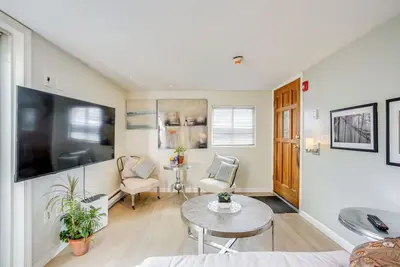 Image de 1 Block to Beach: Pet-Friendly Apt w/ Yard in Lynn