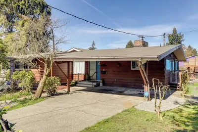 Image de 8 Mi to Downtown Seatlle: Pet-Friendly Home