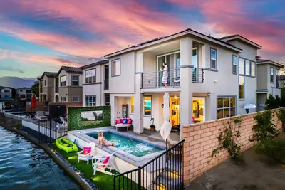 Image de New: Luxury Lakeview Retreat w/ Pool, Firepit & Games