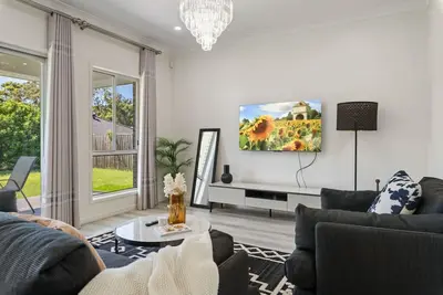 Image de Relaxing Getaway Near the Bay • Stylish & Spacious