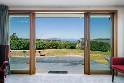 Image de Ultimate Retreat - Spacious with stunning lake views, natural mineral spa and underfloor heating.