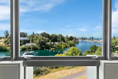Image de Riverfront Apartment - spacious, modern, warm apartment, with beautiful river views