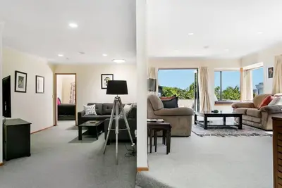Image de Tui`s place - thoughtfully decorated, spacious and peaceful, with a short walk to town centre